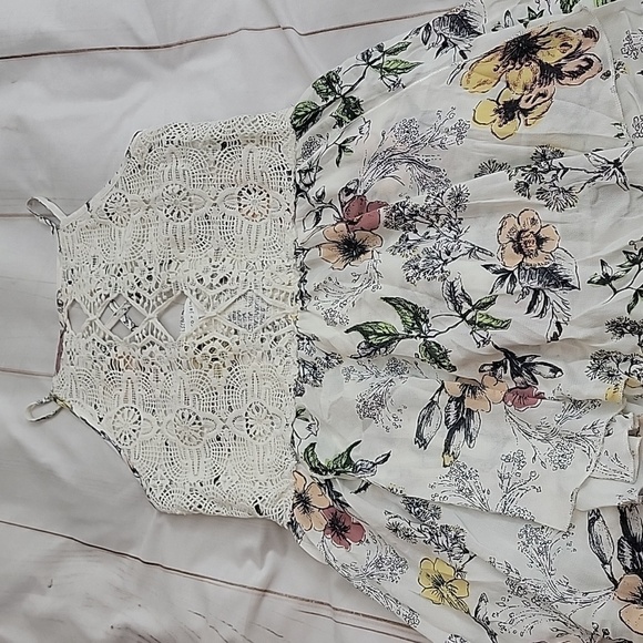 Coco + Jaimeson Size Small Beautiful Flowy Floral Cute Out Lace Criss Cross Tank - Picture 4 of 6